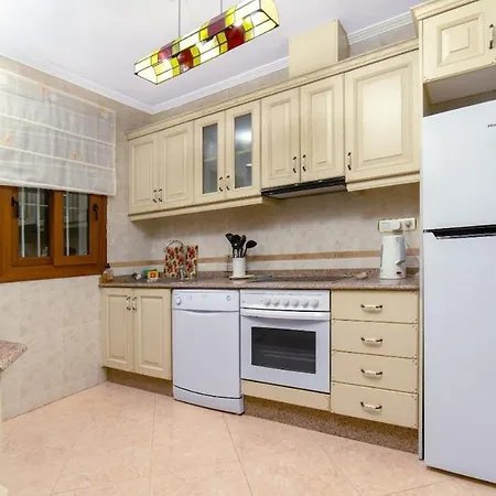 Stylish Near & Pool Access Feriehus *