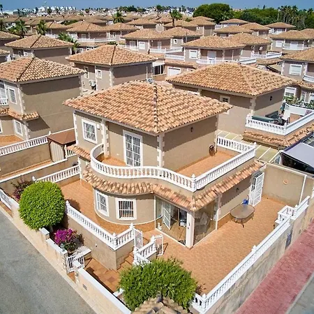 Feriehus Stylish Near & Pool Access Torrevieja