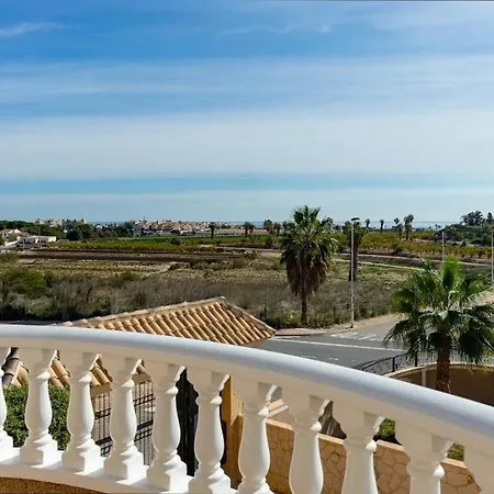 Feriehus Stylish Near & Pool Access Torrevieja